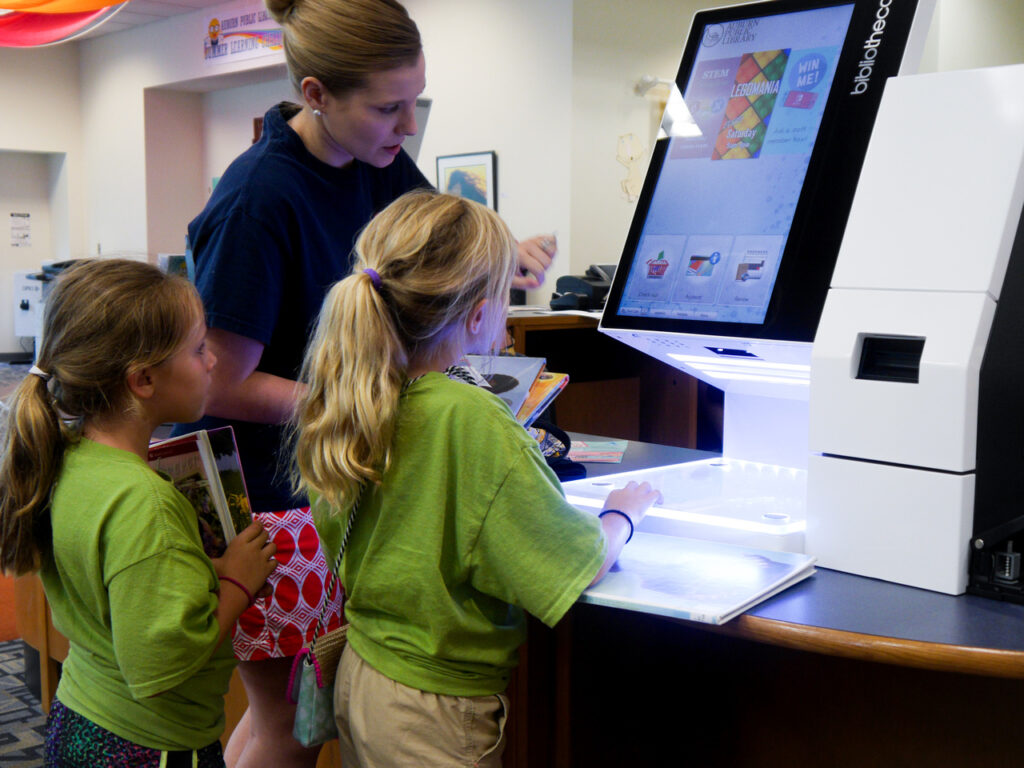 Self-check_bibliotheca_kids