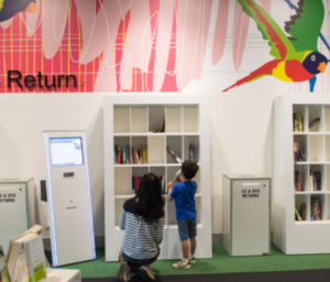¿Por qué el autoservicio es una tendencia y cómo utilizarlo a favor de su biblioteca? 1 Madre_y_hijo